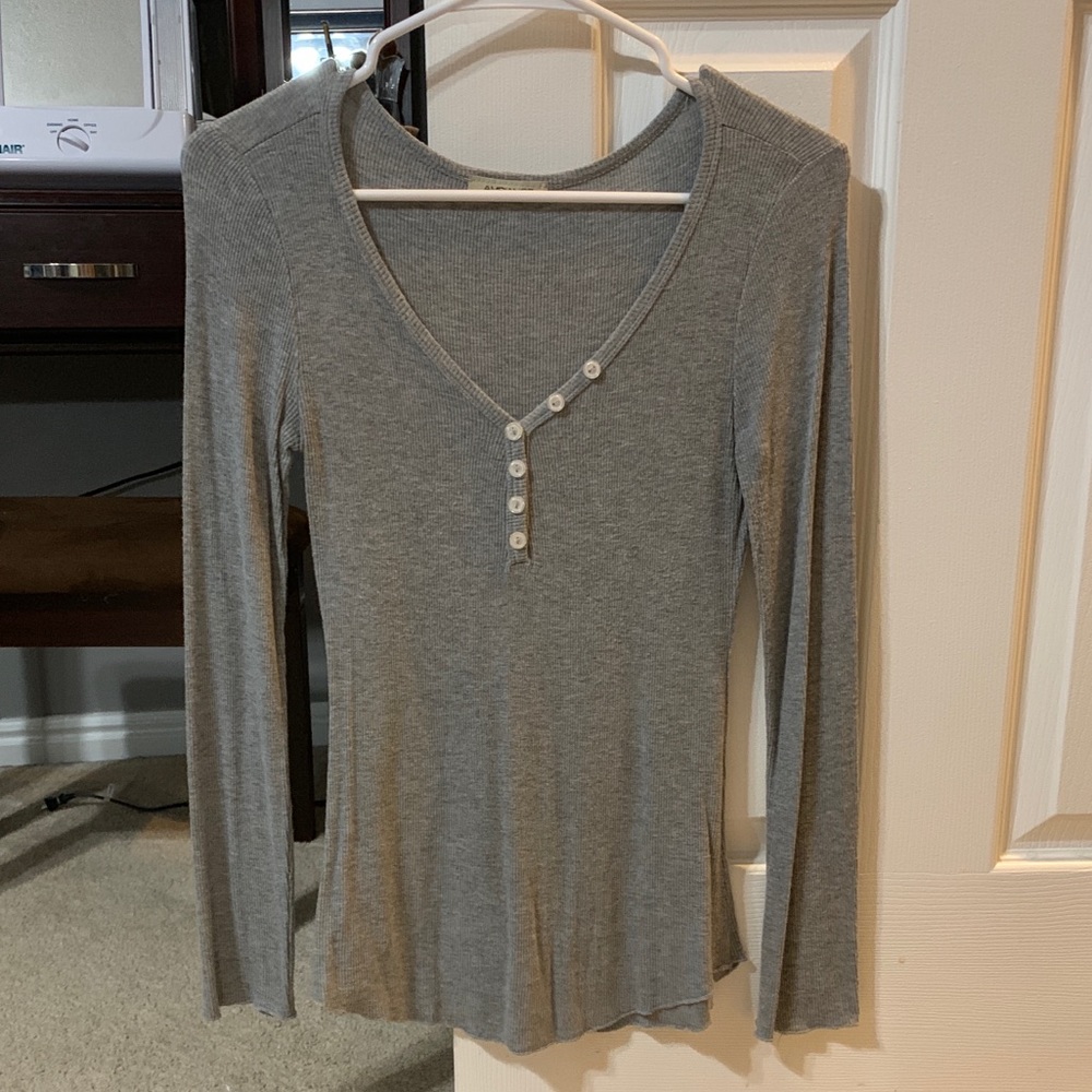 Gray form fitting long sleeved shirt